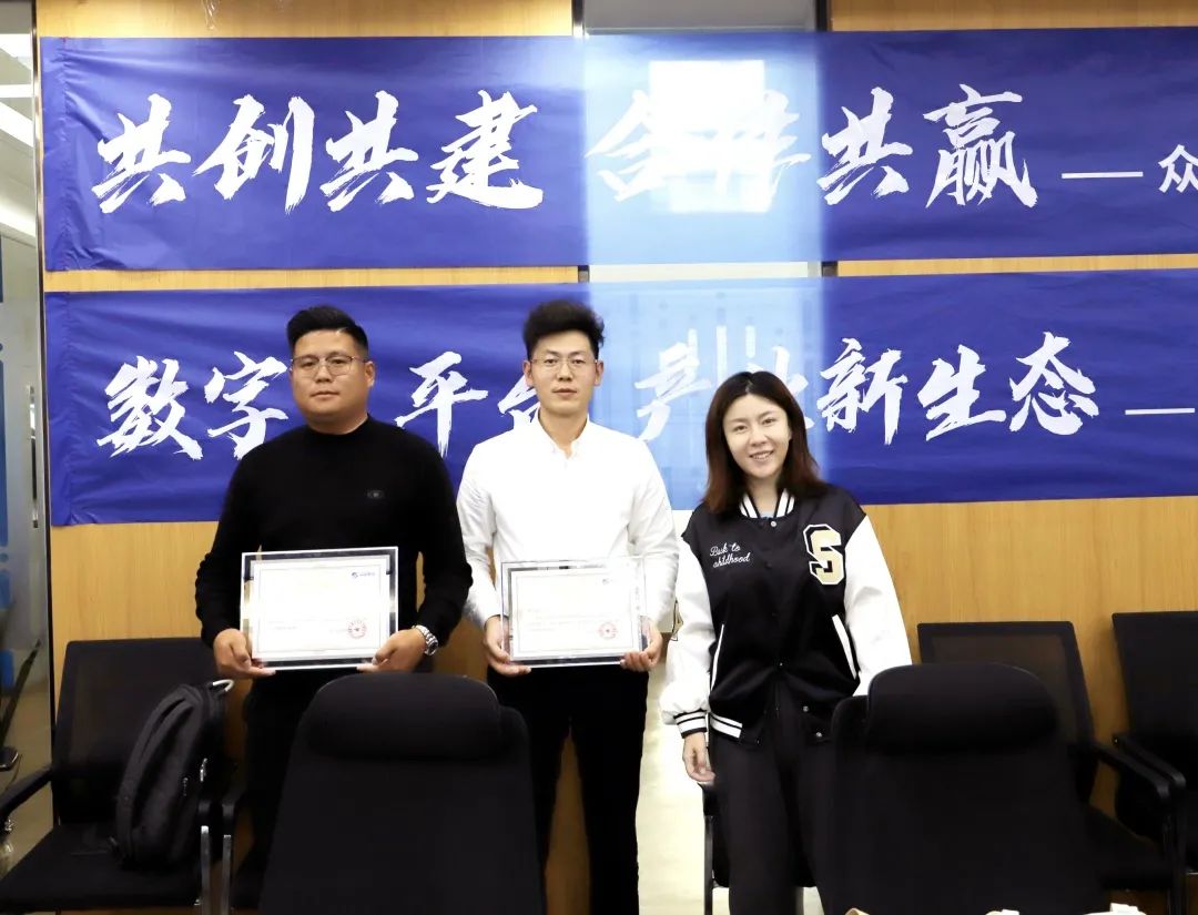 PG平台-PG官方网站（中国）
高级副总裁山海授予商户“PG平台-PG官方网站（中国）
特邀顾问”荣誉.jpg